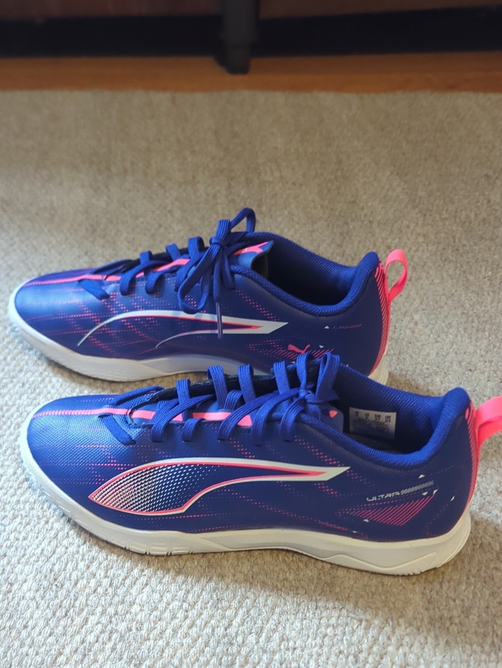 Youth Puma Puma Ultra 5 Play IT Jr Indoor Soccer Shoes Size 5 Purple/Pink
